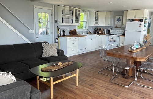 Dunnville Cottage | Beach and river front! Grand River and Lake Erie views!