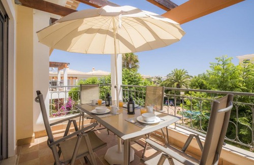 Porto de Mos Apartment | Beach Apartment with Pool in Porto de Mos, Lagos
