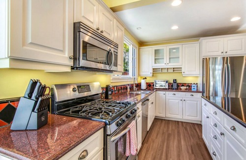 Los Angeles County House | Beach Breeze Bungalow | 1.3Miles To Beach | Cozy