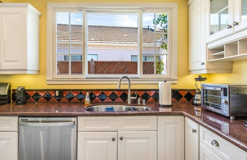 Los Angeles County House | Beach Breeze Bungalow | 1.3Miles To Beach | Cozy