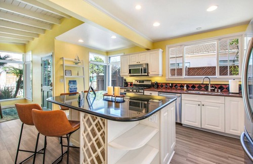 Los Angeles County House | Beach Breeze Bungalow | 1.3Miles To Beach | Cozy