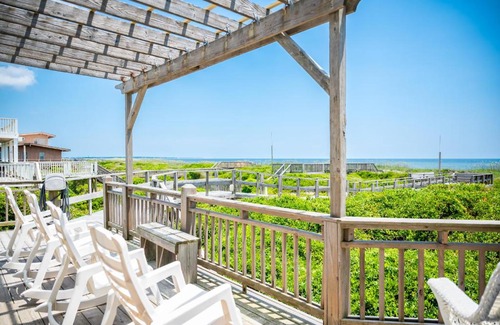 Caswell Beach House | Beach Buzz by Oak Island Accommodations