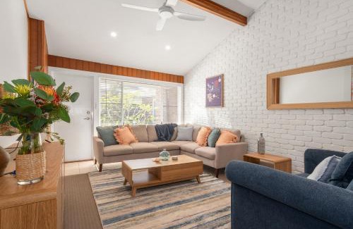 Emerald Beach House | Beach Cockatoo 2Bed Steps from Sand, perfect surf getaway