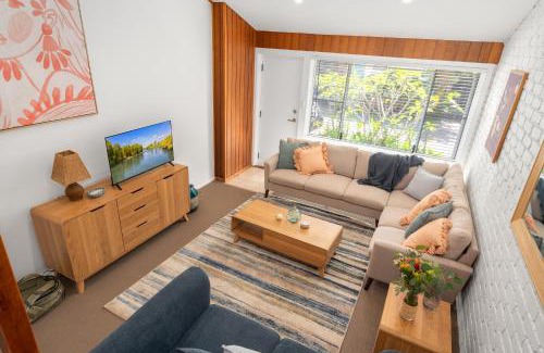 Emerald Beach House | Beach Cockatoo 2Bed Steps from Sand, perfect surf getaway