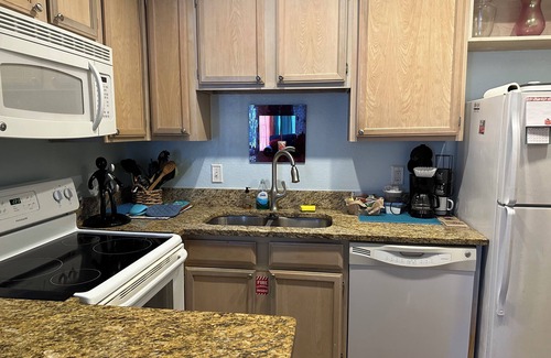 Corpus Christi Condo | Beach Condo-WiFi,4 min walk to water,sleeps 3+,Hot tub,pool,gym,sauna,car wash!