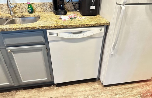 Corpus Christi Condo | Beach Condo-WiFi,4 min walk to water,sleeps 3+,Hot tub,pool,gym,sauna,car wash!