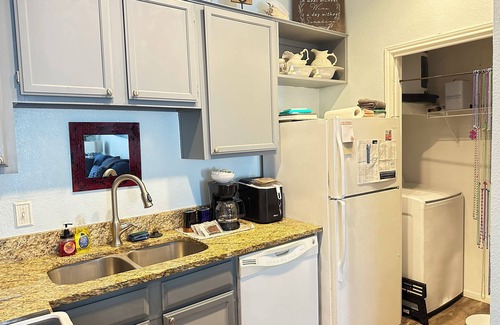 Corpus Christi Condo | Beach Condo-WiFi,4 min walk to water,sleeps 3+,Hot tub,pool,gym,sauna,car wash!