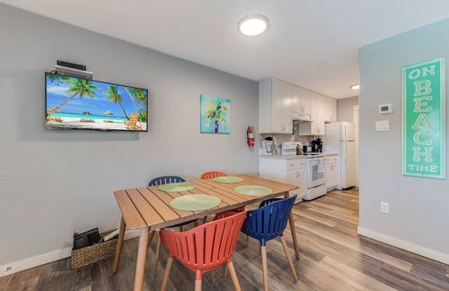Port Aransas Condo | Beach Daze- Roomy1 BDRM a block from the BEACH & Large Pool