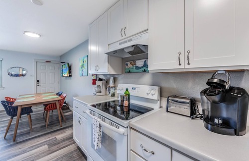 Port Aransas Condo | Beach Daze- Roomy1 BDRM a block from the BEACH & Large Pool