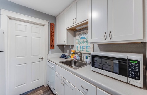 Port Aransas Condo | Beach Daze- Roomy1 BDRM a block from the BEACH & Large Pool