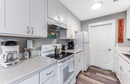 Port Aransas Condo | Beach Daze- Roomy1 BDRM a block from the BEACH & Large Pool