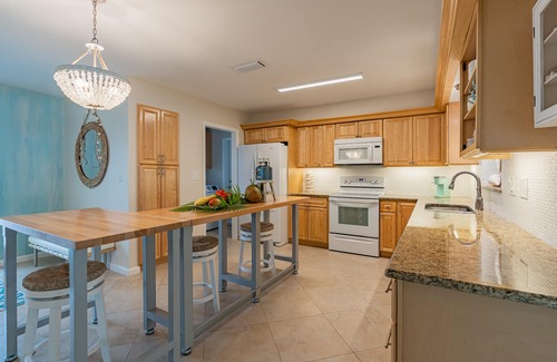 Caloosahatchee House | Beach Entry Heated Pool & Hot Tub, 4BR, Walk to town