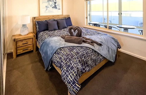 Glenelg North Apartment | Beach Escape no 10: Sun, Sand, and Beach Await! Bring Your Pets Along!