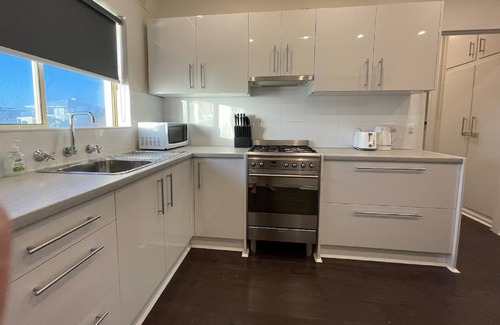 Glenelg North Apartment | Beach Escape no 10: Sun, Sand, and Beach Await! Bring Your Pets Along!