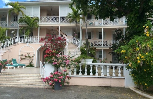 Nassau Apartment | Beach front apartment with garden and direct access to a private beach and
