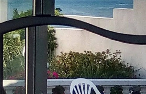 La Chaume Apartment | BEACH-FRONT COTTAGE/STUDIO. ROMANCE FOR 2. Linen provided.