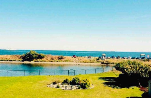 Colwood House | BEACH FRONT OASIS 15 MINS FROM DOWNTOWN VICTORIA