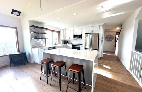 Bayshore House | BEACH FRONT Property, 2 King Beds, Pool Table, Completely Remodeled Interior!