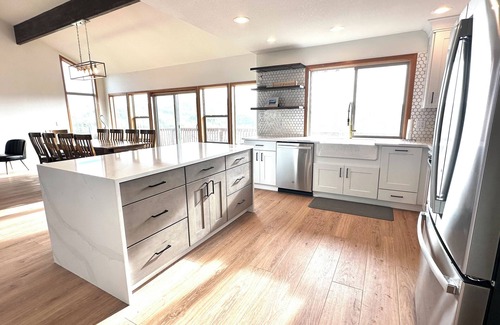 Bayshore House | BEACH FRONT Property, 2 King Beds, Pool Table, Completely Remodeled Interior!