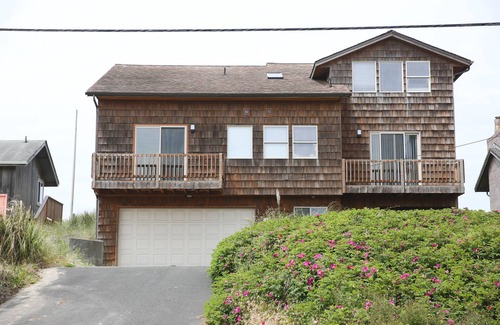 Bayshore House | BEACH FRONT Property, 2 King Beds, Pool Table, Completely Remodeled Interior!