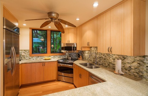 Spreckelsville House | Beach front. Walk straight out to the beach or lounge on the patio and enjoy the amazing view.