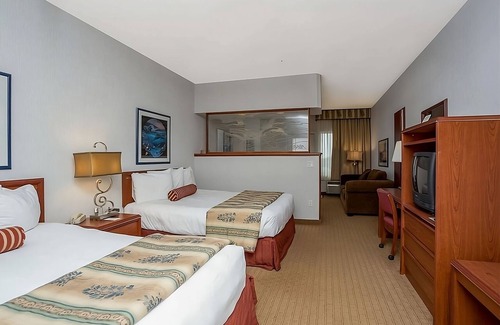 Ocean Shores Hotel | Beach Getaway Starts Here! Two Comfy Units for 8! Pool