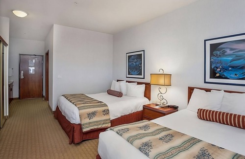 Ocean Shores Hotel | Beach Getaway Starts Here! Two Comfy Units for 8! Pool