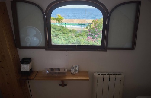 Almayate Bajo Villa | Beach house in Valle Niza with direct sea access and parking
