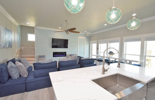Crystal Beach House | BEACH HANSON 2 New Construction with Private pool and hot tub on upper deck.