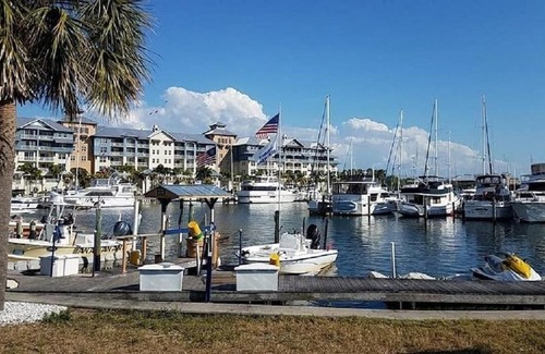 Ruskin Apartment | Beach Happy Getaway!! 2 BEDS, 1 BA W Parking
