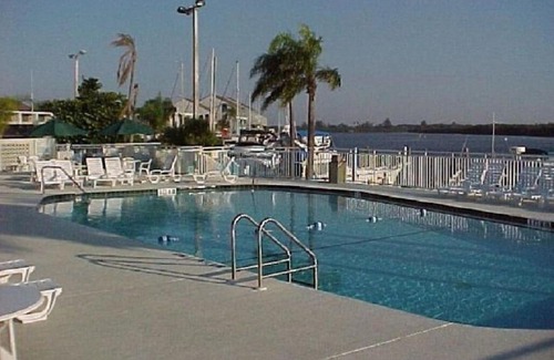 Ruskin Apartment | Beach Happy Getaway!! 2 BEDS, 1 BA W Parking