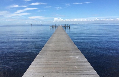 Ruskin Apartment | Beach Happy Getaway!! 2 BEDS, 1 BA W Parking