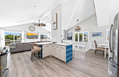 Peahala Park House | Beach Haven Park 4 Bed, 2.5 Bath Reverse Living, Beach Block, Heated Pool