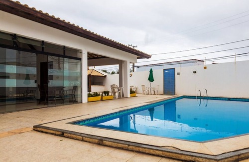 Flamengo House | Beach house 200m from the beach in a condominium, swimming pool, barbecue, pets allowed!