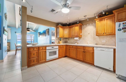 Old Man Bay Cottage | Beach House and Cottage with 2 Full Kitchens, Sleeps 16.