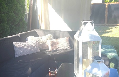 South Pandosy House | Beach house bungalow, pet friendly