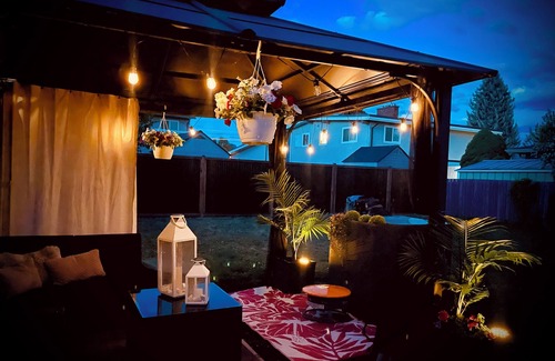South Pandosy House | Beach house bungalow, pet friendly