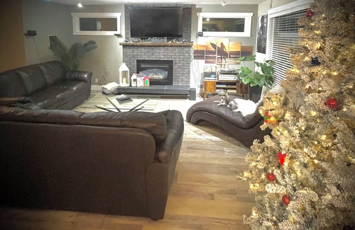 South Pandosy House | Beach house bungalow, pet friendly