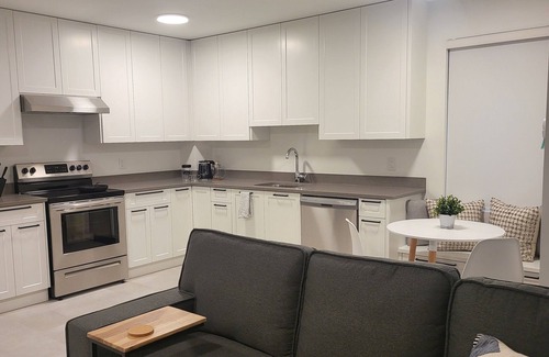 Dollarton Apartment | Beach House Deep Cove modern retreat. Private safe seaside waterfront retreat.