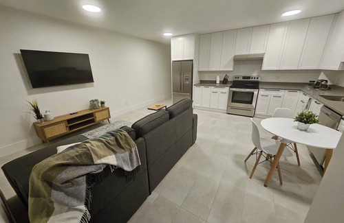Dollarton Apartment | Beach House Deep Cove modern retreat. Private safe seaside waterfront retreat.