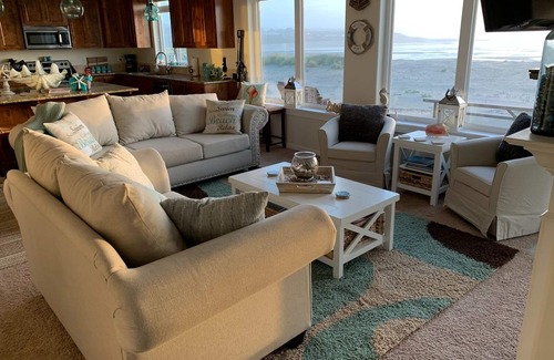 Bayshore House | Beach house Oceanfront Luxury Beachfront Sauna Pool Table Fireplace