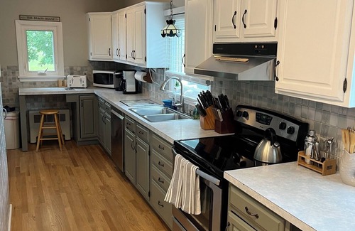 Sandwich House | Beach House w/Roof Deck, outdoor shower, firepit & AC!