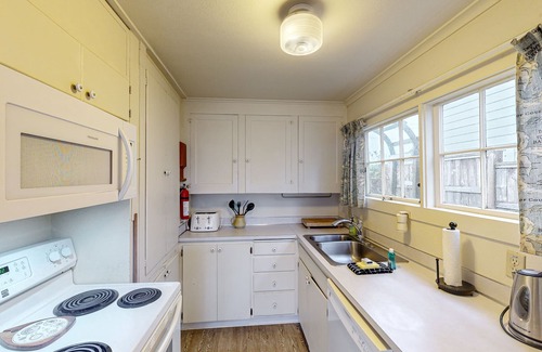 Newport Cottage | Beach House with Panoramic Bay Views, Walk to Bayfront Dining & Attractions