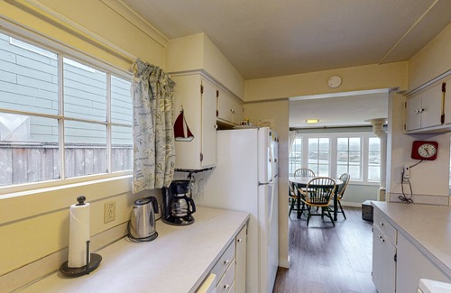 Newport Cottage | Beach House with Panoramic Bay Views, Walk to Bayfront Dining & Attractions