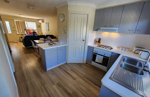 Rockingham House | Beach Life 2 Min walk to the Beach