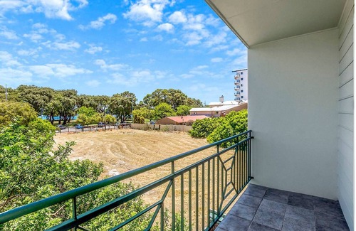 Rockingham House | Beach Life 2 Min walk to the Beach