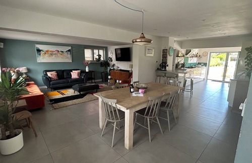 East Wittering House | BEACH LIFE! Big, spacious house with ice bath, 2 mins to beach.
