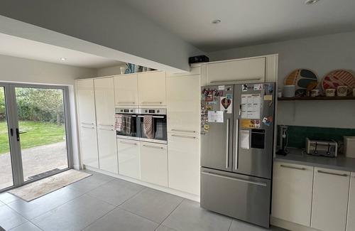 East Wittering House | BEACH LIFE! Big, spacious house with ice bath, 2 mins to beach.