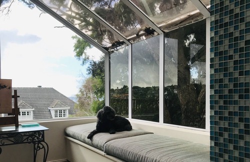 Murrays Bay House | Beach lodge with Seaview - walking distance to beaches