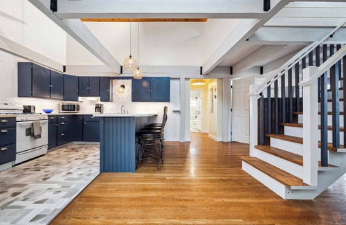 Newbury House | Beach Plum Cottage | Steps to Beach | Loft | AC